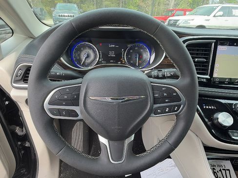 Used 2024 Chrysler Pacifica Limited AWD/4WD image 26