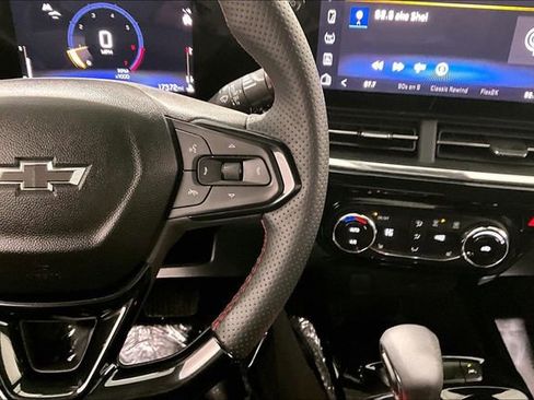 Used 2025 Chevrolet Trax RS image 12