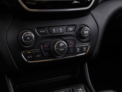 Used 2022 Jeep Cherokee Limited AWD/4WD image 35