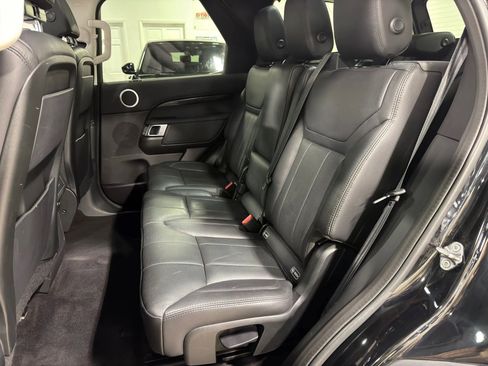 Used 2018 Land Rover Discovery SE image 27