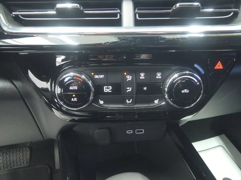Used 2025 Chevrolet Trax RS FWD image 18