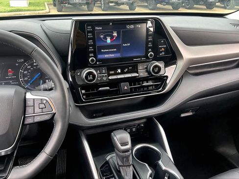 Used 2021 Toyota Highlander XLE image 6