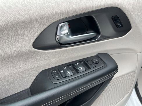 Used 2024 Chrysler Pacifica Touring-L image 23