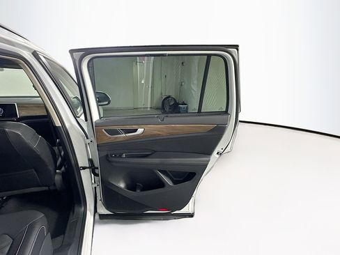 Used 2025 Volkswagen Atlas SE image 32