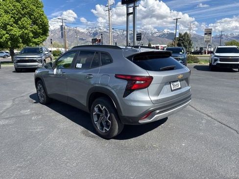 Used 2025 Chevrolet Trax LT FWD image 5
