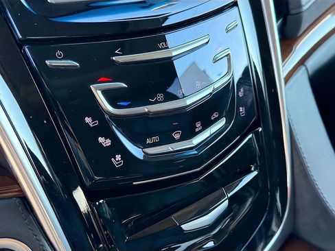 Used 2019 Cadillac Escalade Luxury image 34