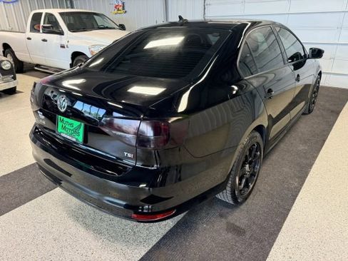 Used 2016 Volkswagen Jetta SE FWD image 3