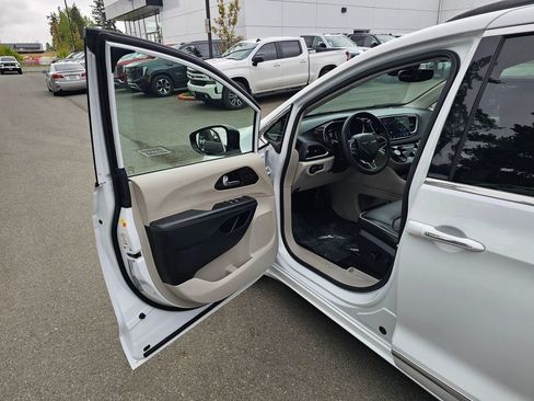 Used 2023 Chrysler Pacifica Limited FWD image 21