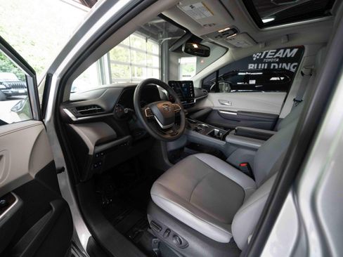 Used 2023 Toyota Sienna XLE FWD image 8