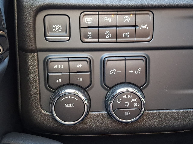 Used 2025 Chevrolet Suburban Z71 AWD/4WD image 26