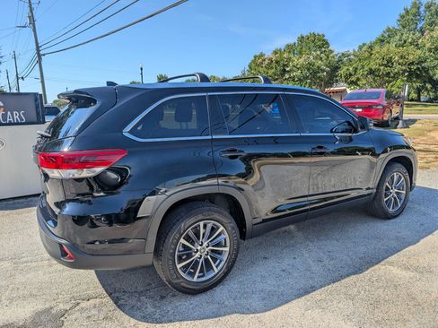 Used 2019 Toyota Highlander XLE FWD image 5