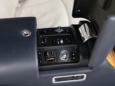 Used 2010 Rolls-Royce Phantom Coupe image 24