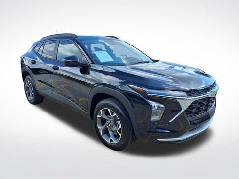 Used 2026 Chevrolet Trax LT FWD image 3