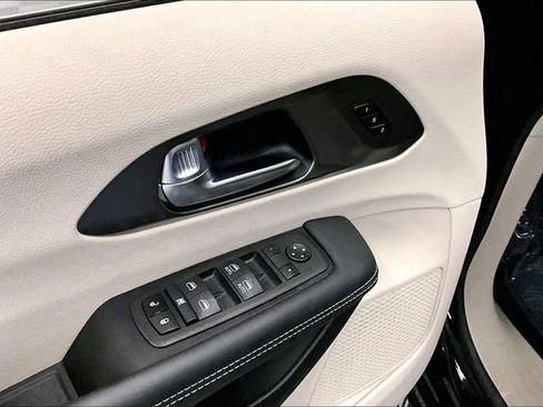 Used 2024 Chrysler Pacifica Touring-L image 30