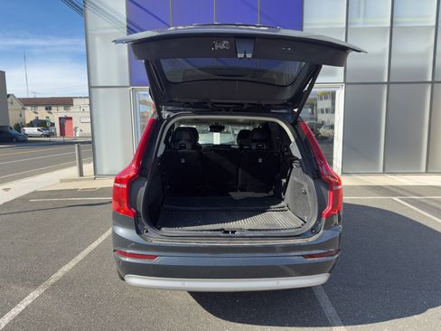 Certified 2022 Volvo XC90 T6 Momentum w/ Climate Package image 6