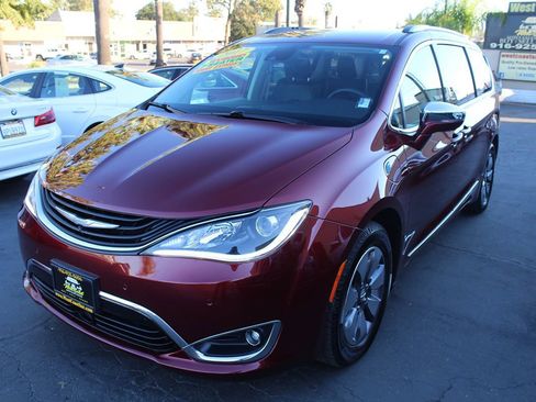 Used 2017 Chrysler Pacifica Platinum image 4