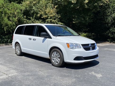Used 2019 Dodge Grand Caravan SE w/ UConnect Hands-Free Group FWD image 2