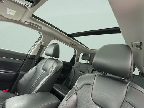 Used 2024 Kia Sorento S w/ Panoramic Sunroof Package AWD/4WD image 15