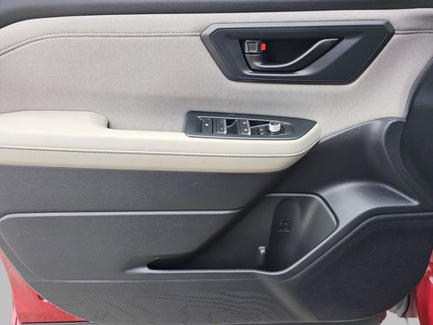 Certified 2025 Subaru Forester Premium AWD/4WD image 31