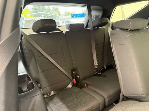 Used 2024 Chevrolet Traverse LS FWD image 34