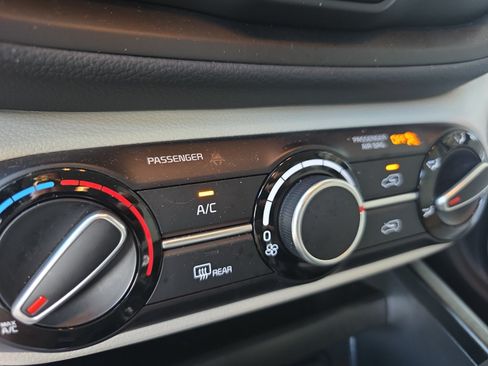 Certified 2025 Kia Soul LX w/ LX Technology Package FWD image 16
