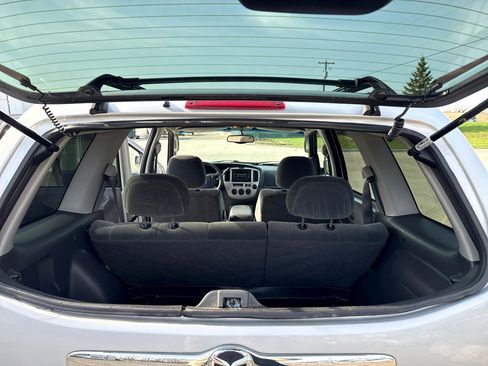 Used 2003 MAZDA Tribute LX image 25