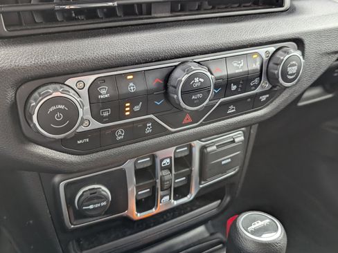 Used 2024 Jeep Gladiator Sport image 20