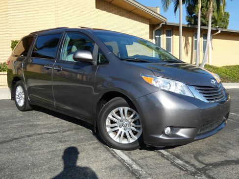 Used 2017 Toyota Sienna XLE image 5