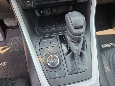 Certified 2024 Toyota RAV4 LE AWD/4WD image 28