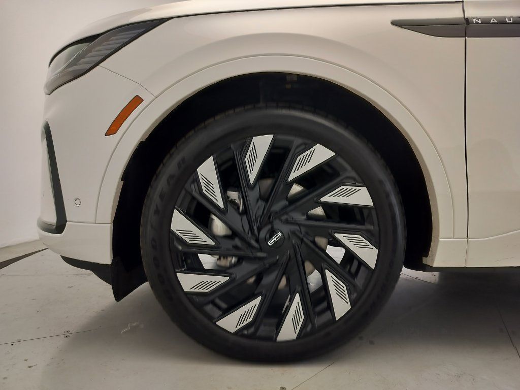 Used 2024 Lincoln Nautilus Black Label w/ Jet Appearance Package (87T) AWD/4WD image 5