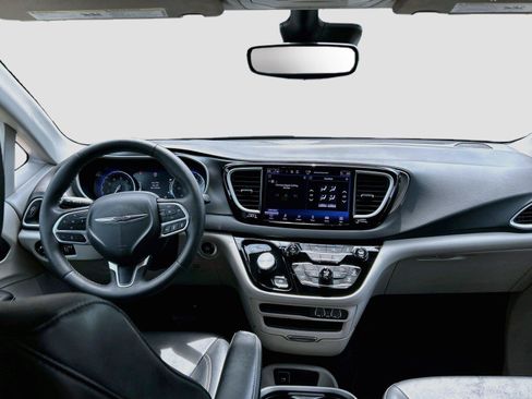 Used 2024 Chrysler Pacifica Touring-L FWD image 19