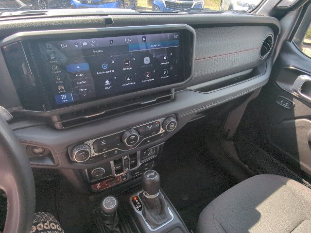Used 2024 Jeep Wrangler Unlimited Rubicon AWD/4WD image 15