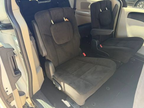 Used 2016 Dodge Grand Caravan SXT FWD image 18