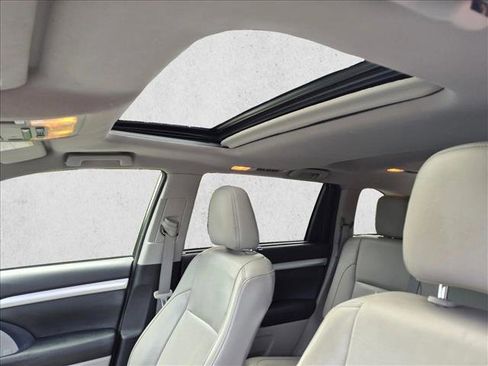 Used 2015 Toyota Highlander XLE FWD image 15