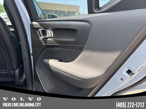 Used 2025 Volvo XC40 B5 Plus image 19