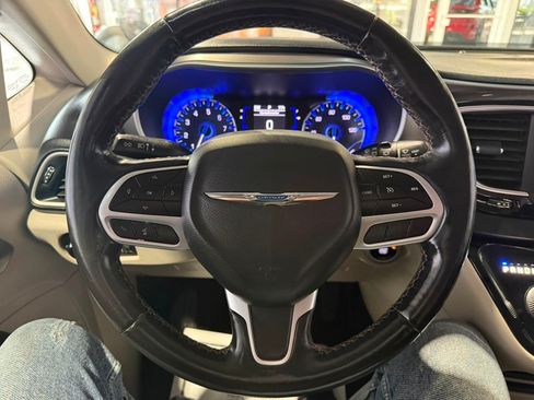 Used 2020 Chrysler Pacifica Touring-L FWD image 38
