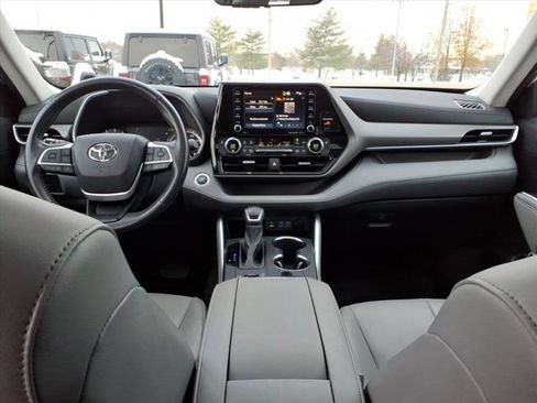 Used 2022 Toyota Highlander XLE image 8