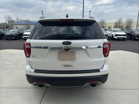 Used 2018 Ford Explorer XLT image 3