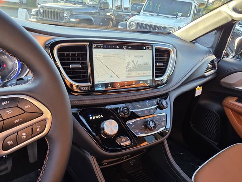 New 2026 Chrysler Pacifica Pinnacle image 15