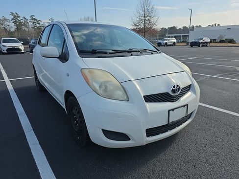 Used 2010 Toyota Yaris 4-Door Hatchback image 11
