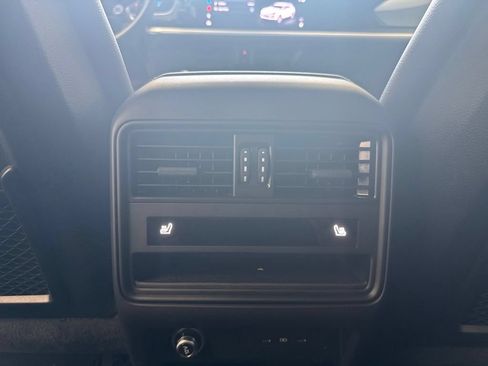 Certified 2025 Porsche Cayenne AWD/4WD image 20