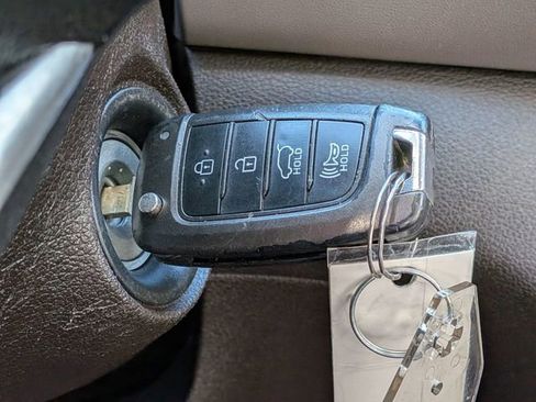 Used 2019 Hyundai Santa Fe SE image 25