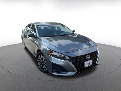 Used 2025 Nissan Altima 2.5 SV image 3