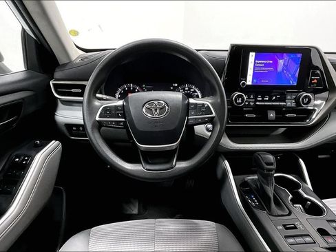 Used 2023 Toyota Highlander L AWD/4WD image 6
