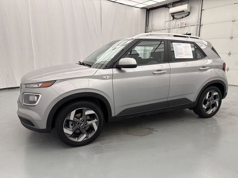 Used 2025 Hyundai Venue SEL FWD image 3
