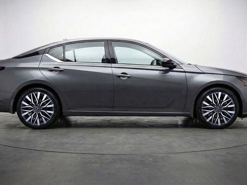 Used 2025 Nissan Altima 2.5 SV FWD image 11