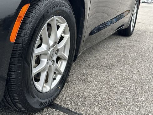 Used 2023 Chrysler Pacifica Touring-L image 18