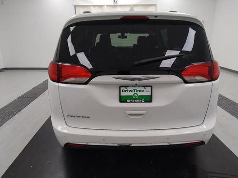 Used 2018 Chrysler Pacifica Touring-L FWD image 6