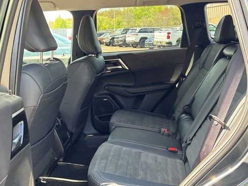 Used 2025 Mitsubishi Outlander AWD image 11