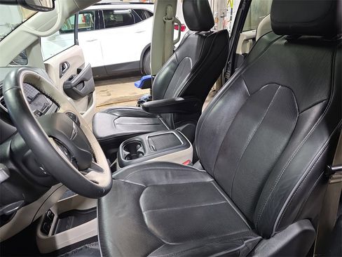 Used 2020 Chrysler Pacifica Limited image 14